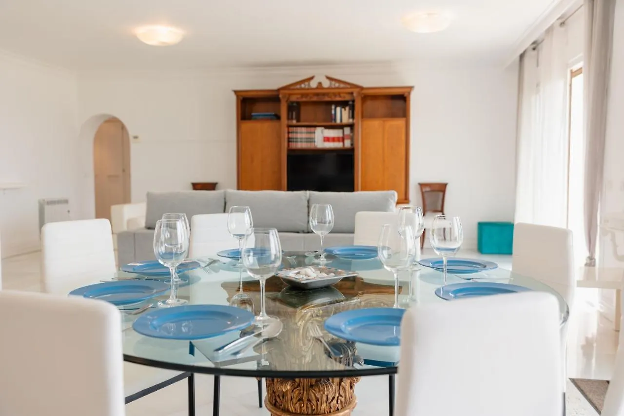 Apartment Holiday Home, With Direct Access To The Beach, Sea Views And South Facing, In Puerto Banus Marbella