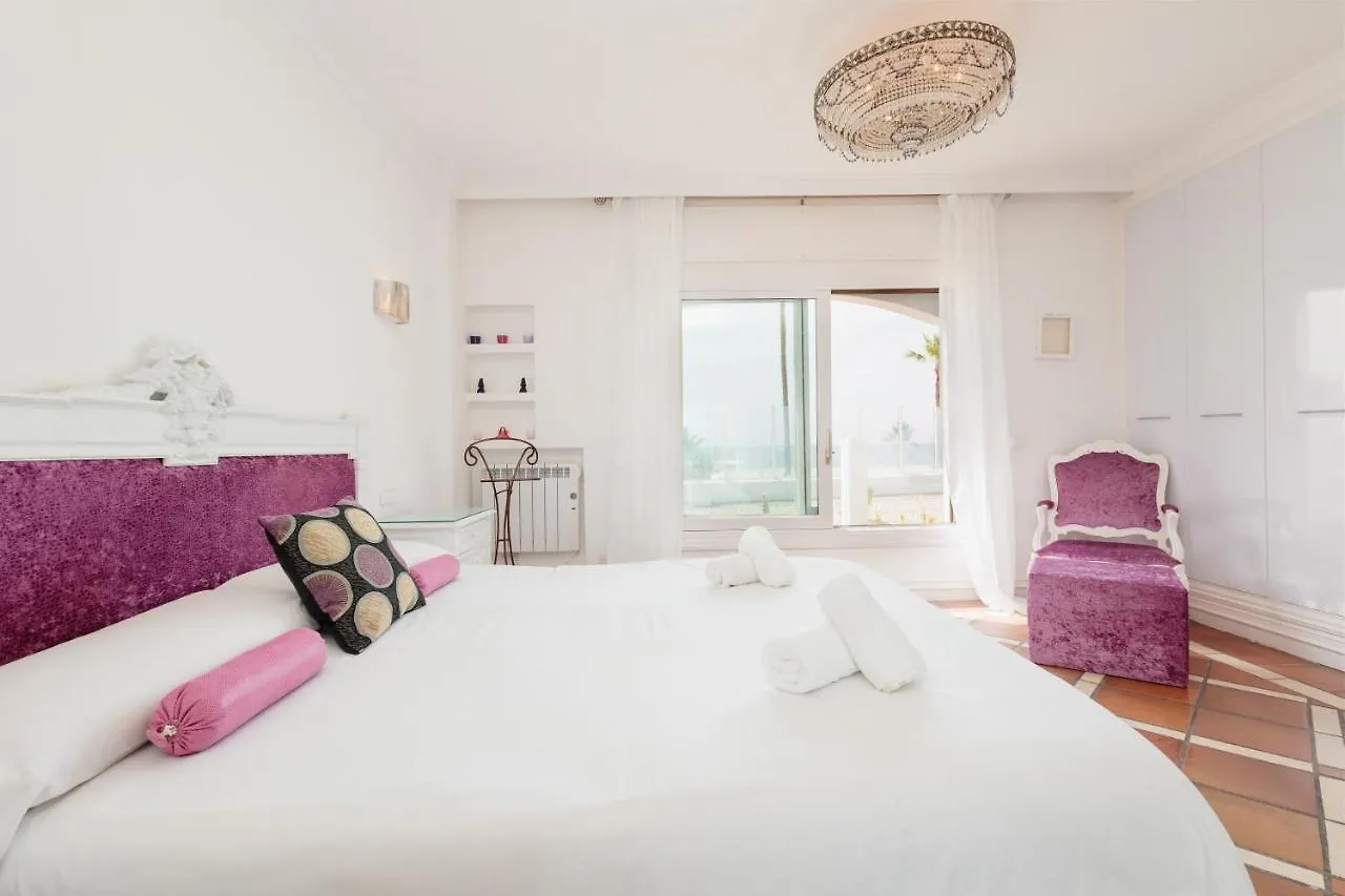 Apartment Holiday Home, With Direct Access To The Beach, Sea Views And South Facing, In Puerto Banus Marbella