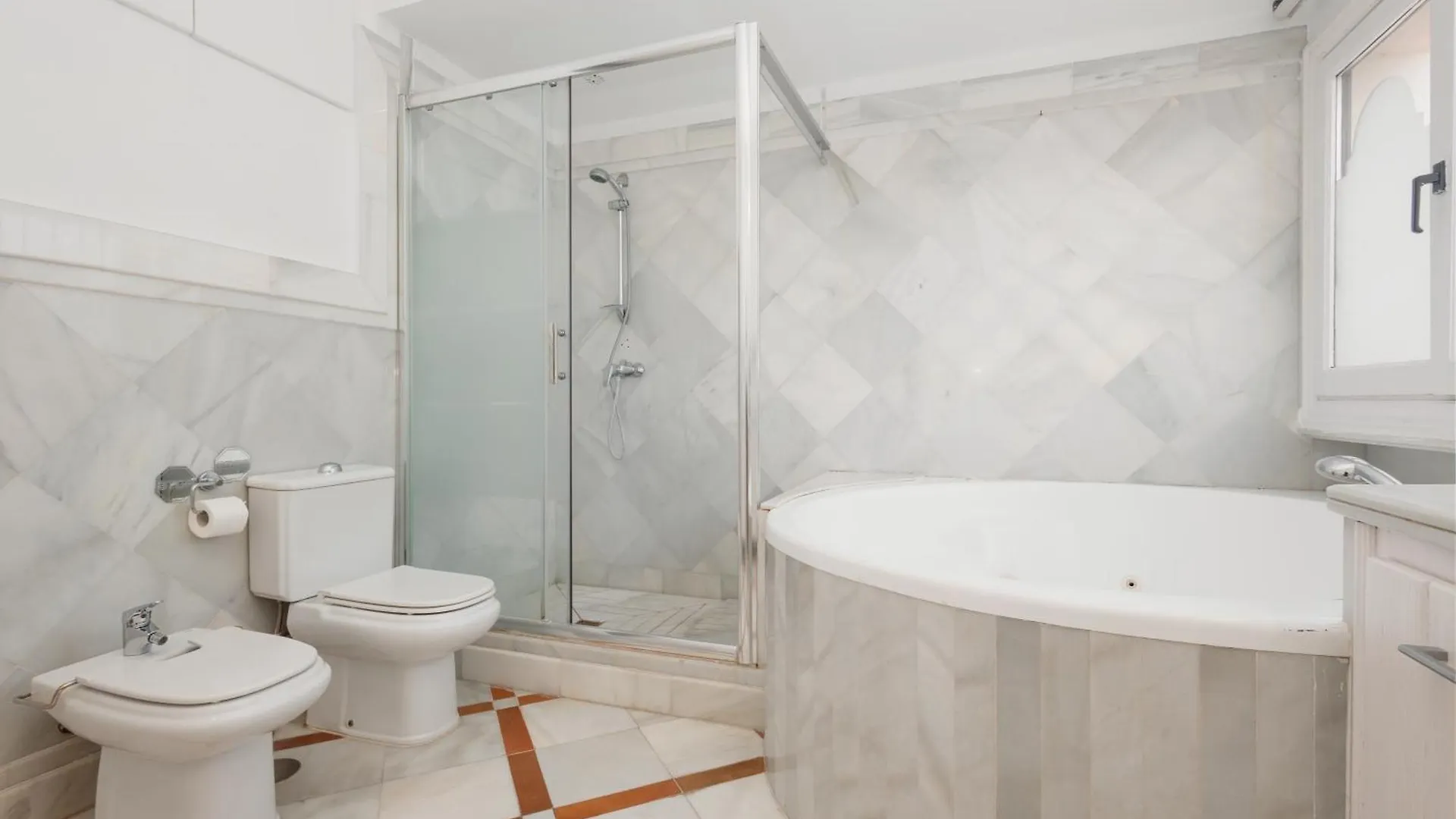Apartment Holiday Home, With Direct Access To The Beach, Sea Views And South Facing, In Puerto Banus Marbella