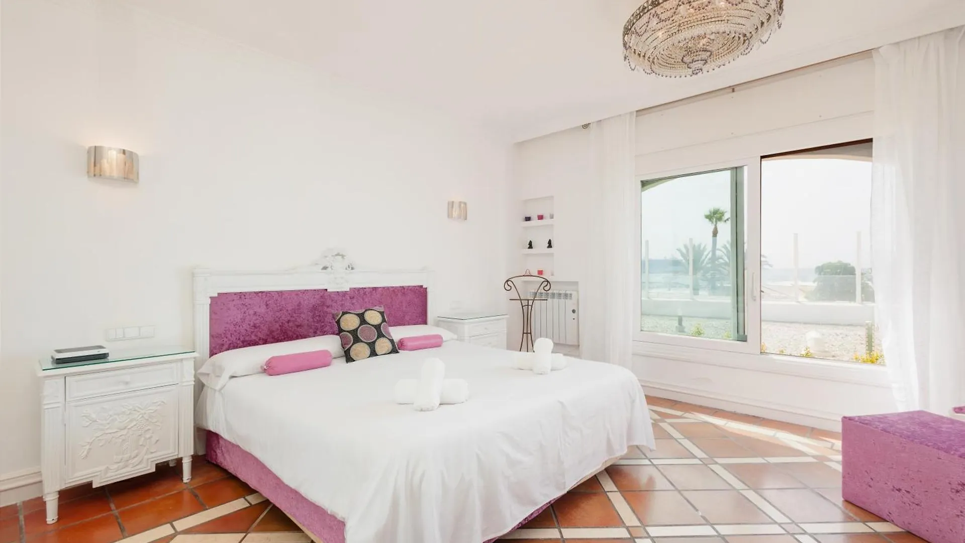 Apartment Holiday Home, With Direct Access To The Beach, Sea Views And South Facing, In Puerto Banus Marbella